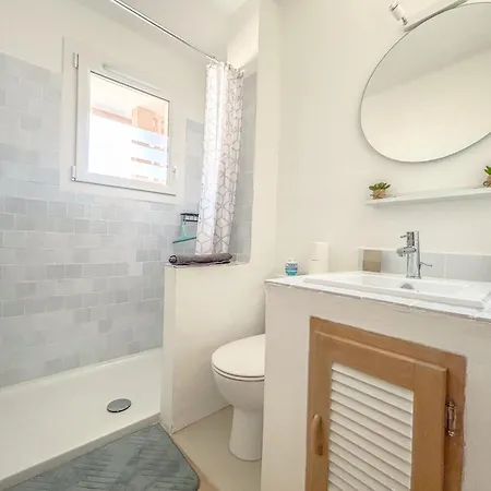 Apartment Avec Terrasse Et Parking A Saint-raphael *